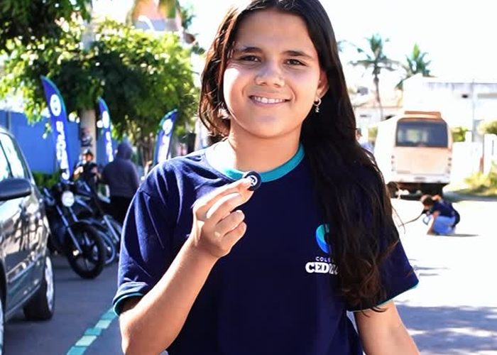 Aluna do CEDULC uniformizada em atividade fora da sala