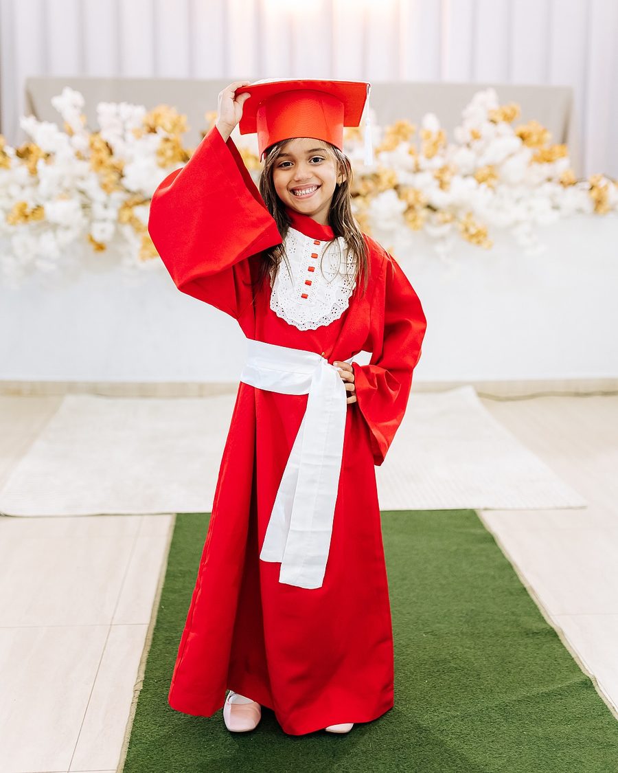 Aluna do CEDULC em dia de formatura da Educação Infantil