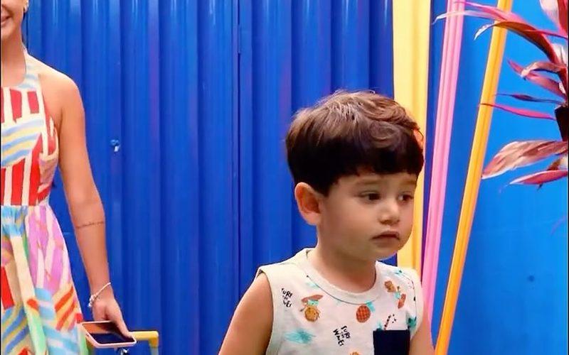 Criança da Educação Infantil chegando ao Colégio CEDULC