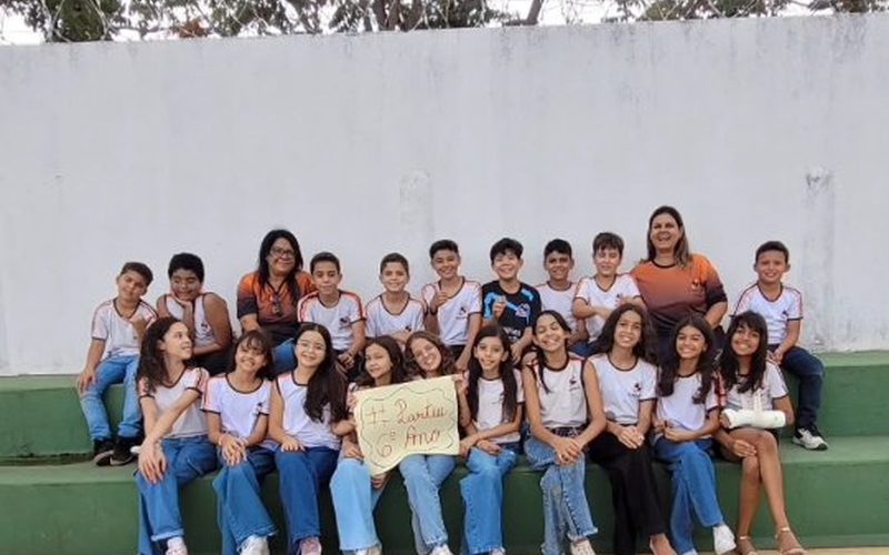 Turma dos Anos Iniciais do CEDULC reunida com as professoras